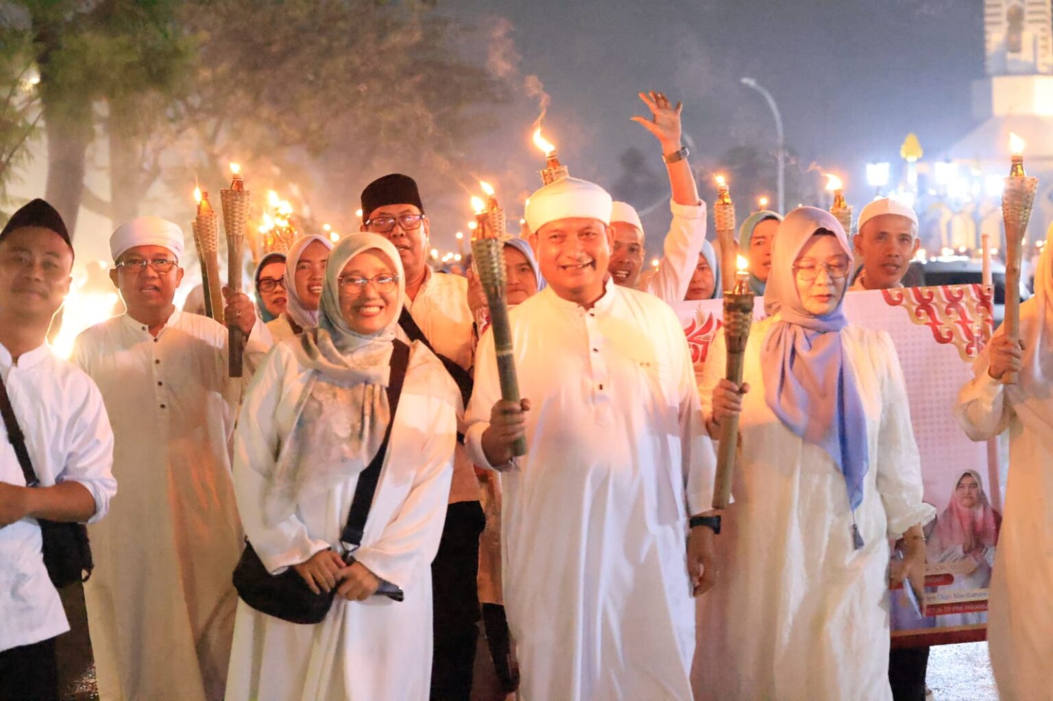 Camat Cibinong Bersama Masyarakat Sambut 1 Muharam 1448 Meriahkan Pawai Obor