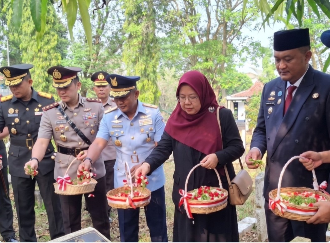 HUT Bhayangkara ke 80 Bupati Bogor Tabur Bunga di TMP Brimob, Tegaskan Pengabdian untuk Negeri Harus Dilanjutkan